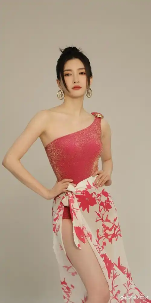 江疏影罕见秀身材,身穿火龙果泳装,满满的夏日风情