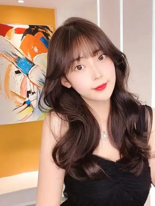 一款适合夏天的颜色巧克力发色