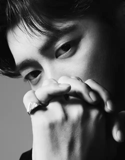 李易峰西装花絮照清冷感十足 侧脸线条流畅五官精致