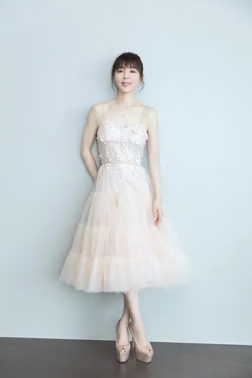 张静初一袭珍珠粉吊带纱裙 小露肌肉彰显健康女性美