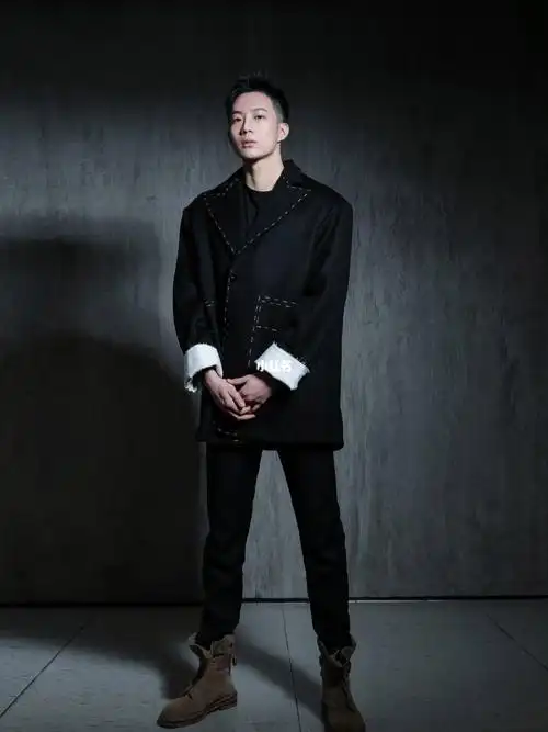 男生简易全身照 临时现场出片!