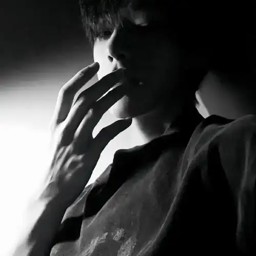 黑白男生头像高冷气质  禁欲系黑色冷淡风头像男生