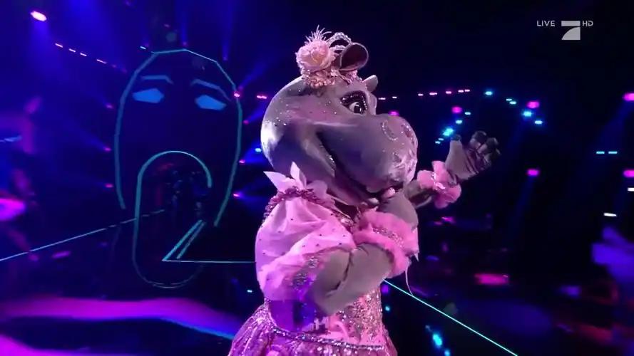 杨宗纬三年前在《蒙面歌王》上化名"普罗米修斯"翻唱的《红尘来去去