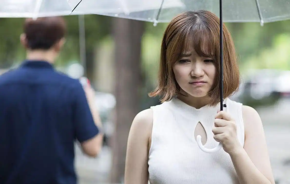 分手后就跟前任彻底断干净,是有责任心的表现