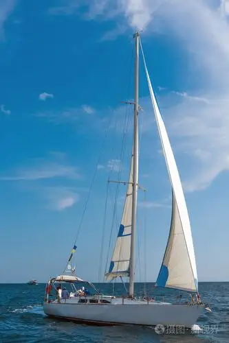 小帆船在湛蓝而平静的大海