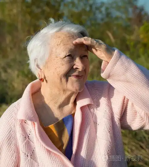 老人微笑着女人肖像