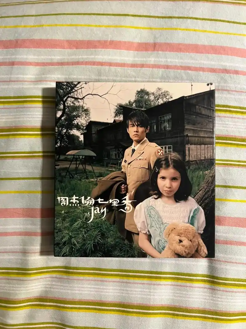 个人觉得是上一张专辑叶惠美的翻版,编曲华丽mv服装讲究,歌曲 - 抖音