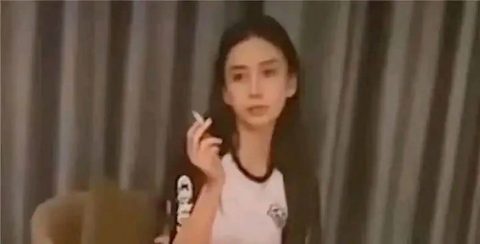 娱乐最前沿# #黄晓明# #杨颖#  angelababy聚会抽烟被拍.