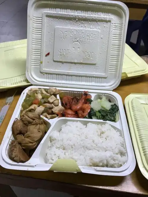 上午彩排终于结束啦 我领到了剧组发放的盒饭 简简单单的几个小菜 我