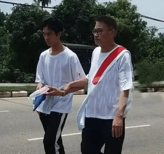 吴孟达小儿子吴韦仑现身医院戴口罩双眼泛红