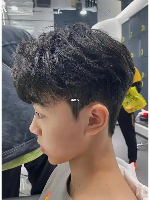 出来的的更自然刘海到眉下留点氛围感粗硬发质建议头顶做塑形纹理烫