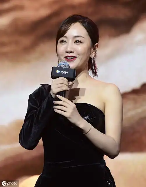 美女演员杨蓉出席活动照