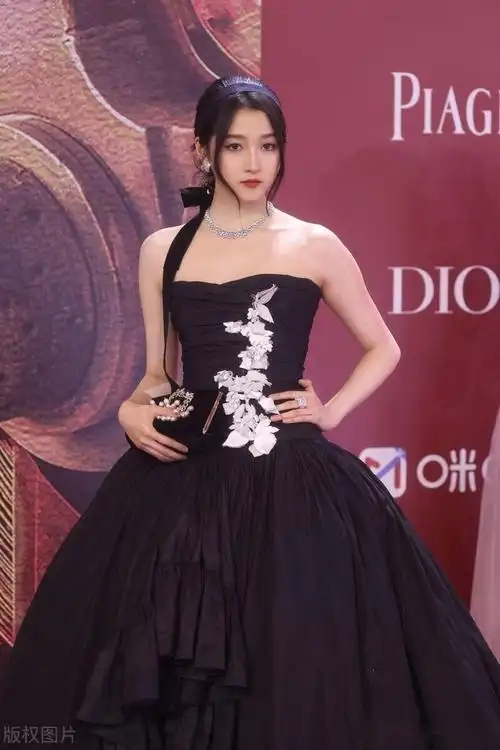 星装关晓彤一袭黑色礼服亮相秀气温婉