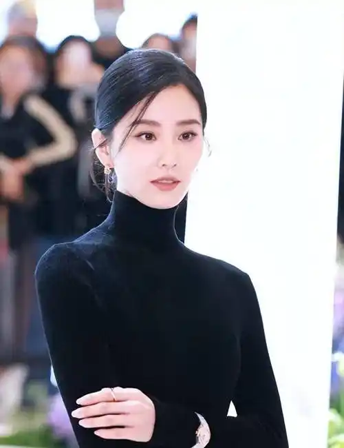 刘诗诗亮相上海时尚活动,一袭黑装尽显优雅迷人魅力,国际范十足_明星