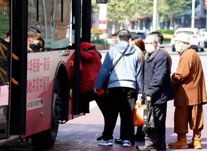 戴好口罩抗击病毒我市各大公共场所均要求佩戴口罩