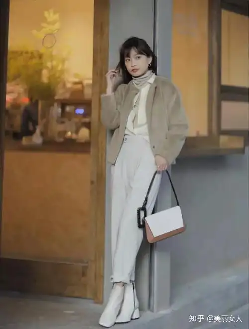 白色短靴怎么搭配衣服裤子好看