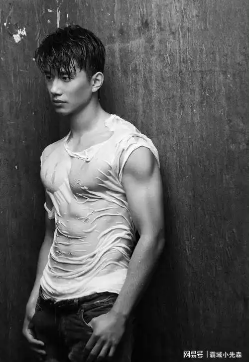 "男菩萨"赵仁杰:荷尔蒙写真,内裤边若隐若现!