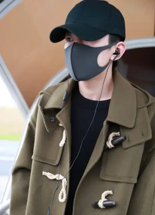 易烊千玺穿长风衣亮相,衣服里露出"它",网友:孩子大了管不住