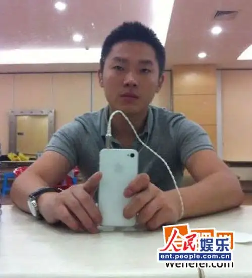 今年还在上吉林艺术学院大三的梁博,在学校认识了一个叫"姜薪"的学姐