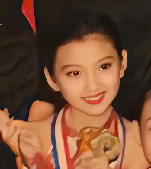 毛晓彤:被父亲抛弃垃圾桶,被男友陈翔劈腿,速看"美强惨"逆袭_妈妈