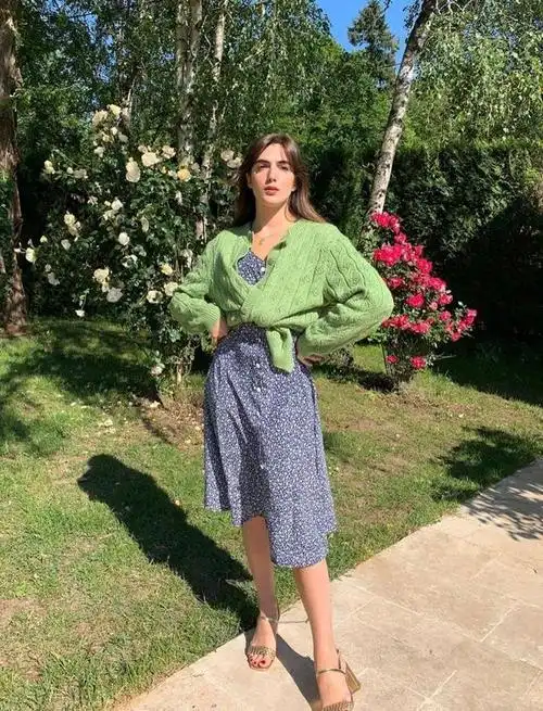 针织开衫吊带裙2021年初夏最浪漫穿搭给足你时髦与女人味