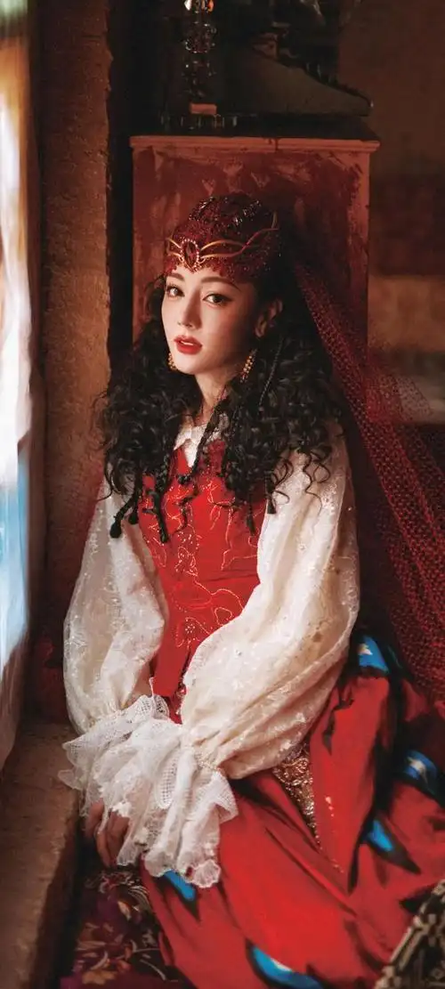 迪丽热巴,这个名字如今已经成为了无数人心中的女神代名词.