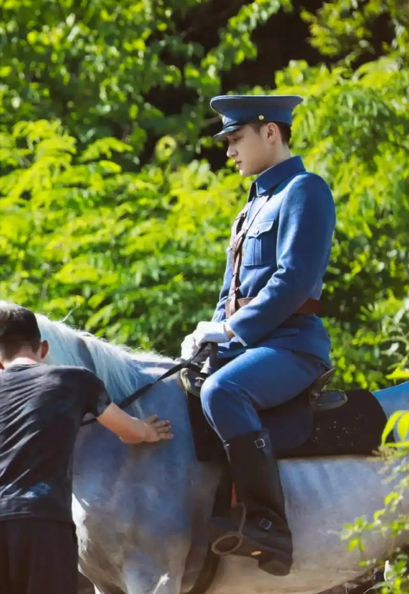黄子韬是一个适合军装的汉子,背直板正,眉宇间也有军人的硬气,就问