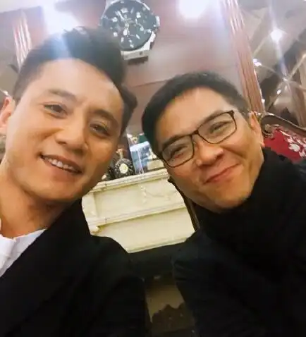 蓝宇cp发糖喽!胡军办生日趴合影刘烨关锦鹏