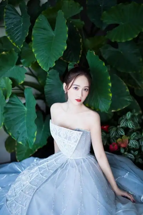 恋爱后陈乔恩越来越会穿,穿半透明纱裙时尚减龄,赤脚如同真仙女