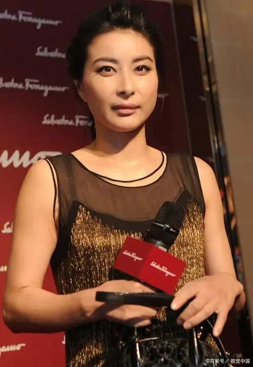 郭晶晶不愧是"千亿儿媳"!一袭露肩白裙配钻石包,美得自信从容