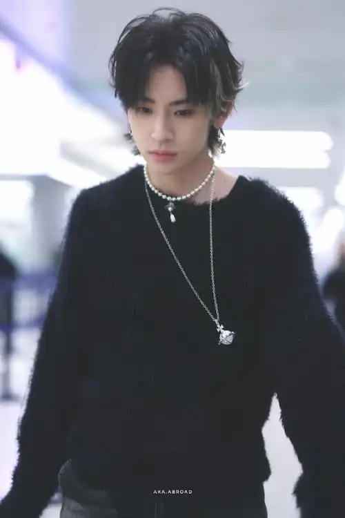 小鬼王琳凯黑色毛衣