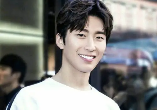 窦骁及潘粤明恋情疑曝光,窦骁何超莲承认恋情,潘粤明暂未公布.