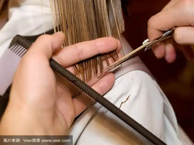 一个理发师剪客户头发的特写