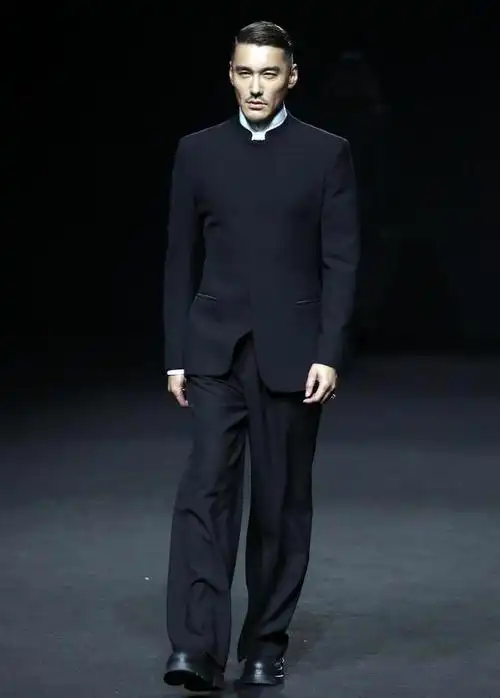 国际时装周53岁胡兵穿出东方教父感最耀眼的却是70岁赵雅芝