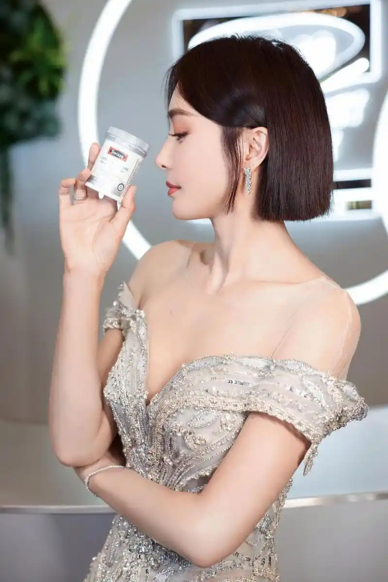 秦岚,swisse活动现场,穿低胸裙秀火辣身材,没想到居然真么出色,事业线