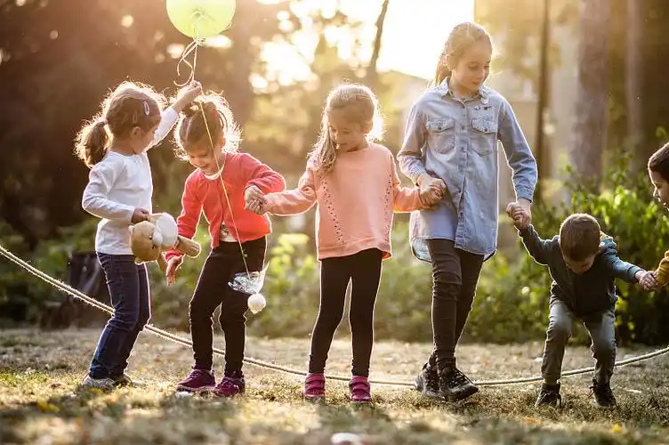 一群孩子在公园里玩耍图片