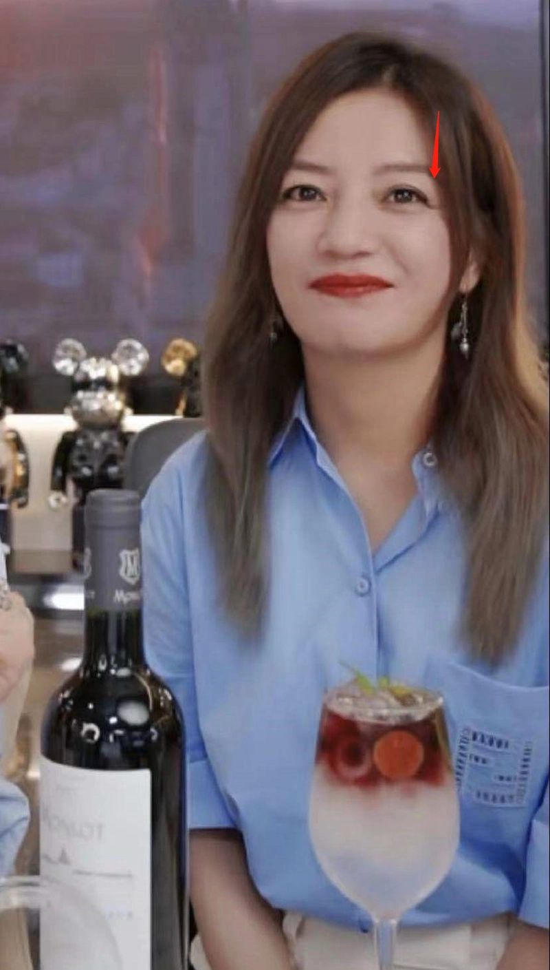 45岁赵薇直播生图曝光,肤色蜡黄皱纹抢镜,表情僵硬被指太衰老