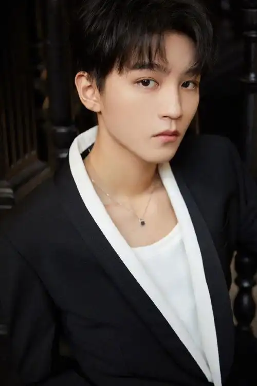 王俊凯黑色西装凸显男性魅力写真图片