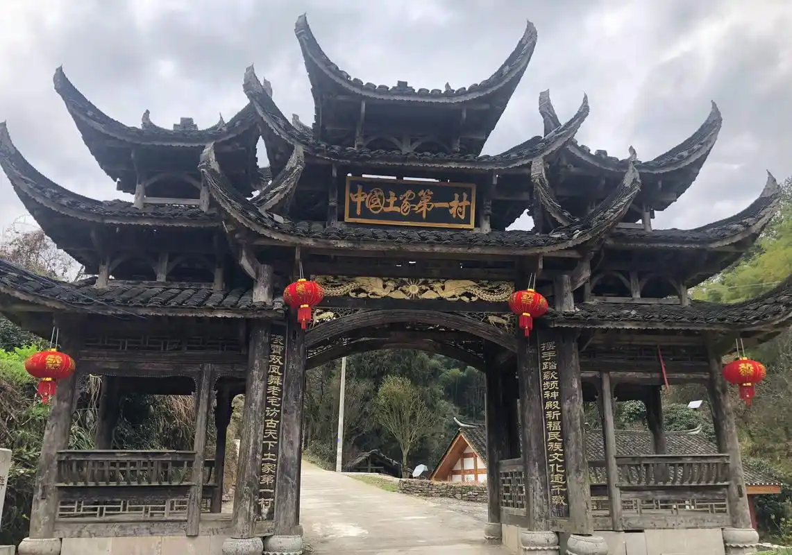 双凤村是湘西自治州永顺大坝乡的一个土家村落,是猛洞河景区的景点之