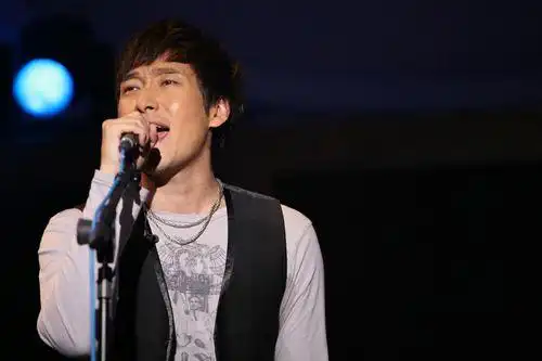 p>满江,1973年1月9日出生于北京市,中国内地流行乐男歌手,音乐制作人