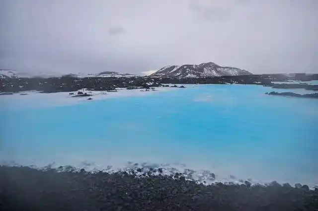冰岛莹蓝色冰河湖每分钟都是不同的色彩