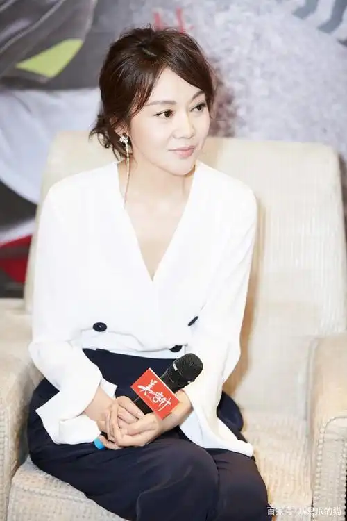 49岁闫妮穿西装搭低领衫,倚"钢管"摆姿势真媚,网友:像拍大片