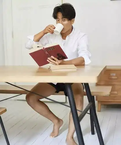 黄轩一直都还是一枚爱健身爱运动男明星, 他的身材管理一直都很不错.