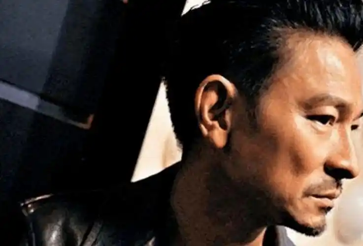 电影中,刘德华才又玩了一次新鲜感,罕见留了一个痞气十足的丸子头