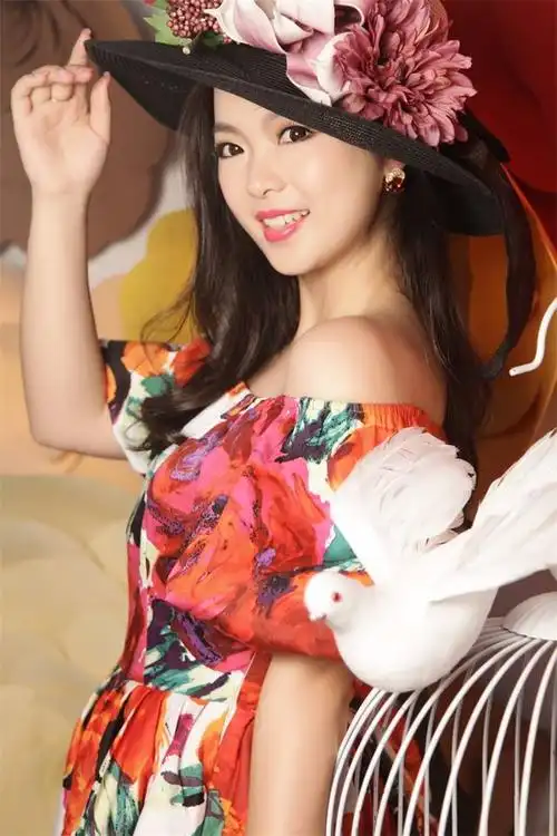 歌手李佳宁推出首个单曲《两琴相悦》为中秋献礼