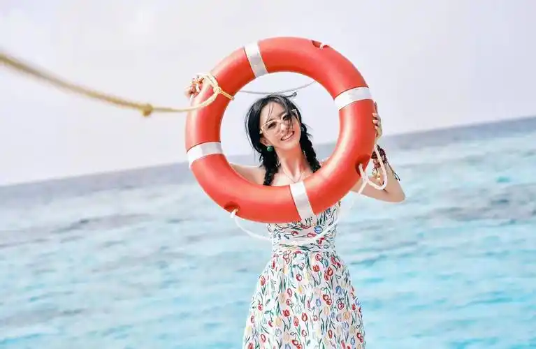 佟丽娅晒海边库存美照,印花吊带裙搭双麻花辫,甜美又减龄!