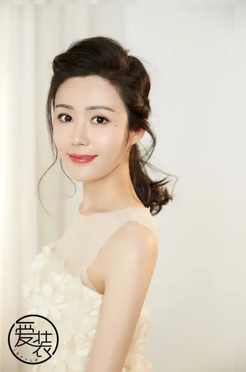 汤晶媚最新写真曝光 优雅知性尽显柔美气质