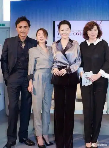 小s和许晴同台比穿搭身高差10cm气质一点不输抬头略显尴尬