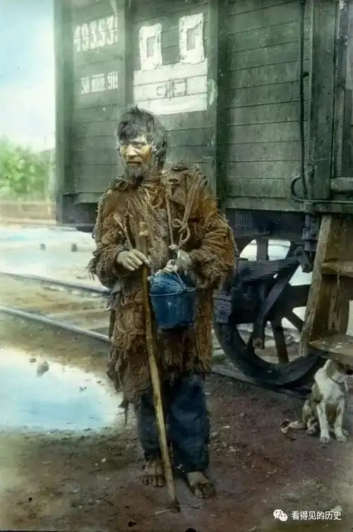 打着赤脚,衣衫褴褛的乞丐,到处流浪,到处漂泊.