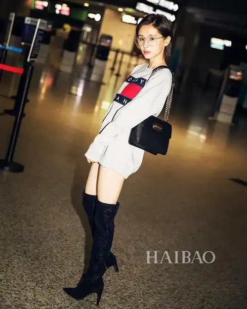 杨幂 唐嫣 戚薇等女明星街拍包包:谁更有品味?